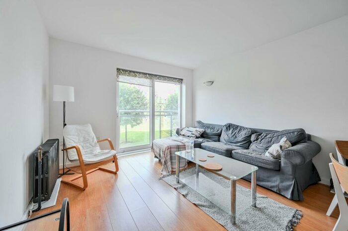 2 Bedroom Flat To Rent In Hopton Road, Woolwich, London, SE18