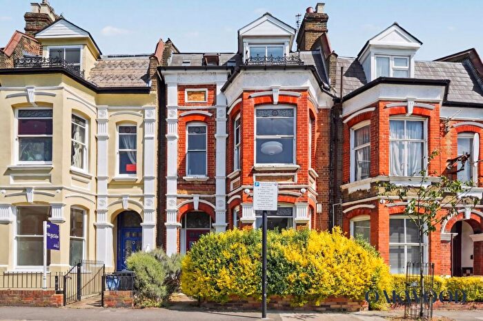 2 Bedroom Flat For Sale In Clissold Crescent, London, N16