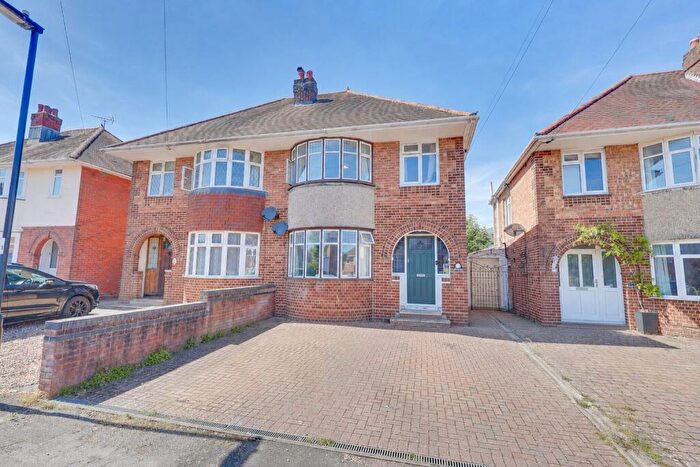 3 Bedroom Semi-Detached House For Sale In Temple Gardens, Woolston, SO19