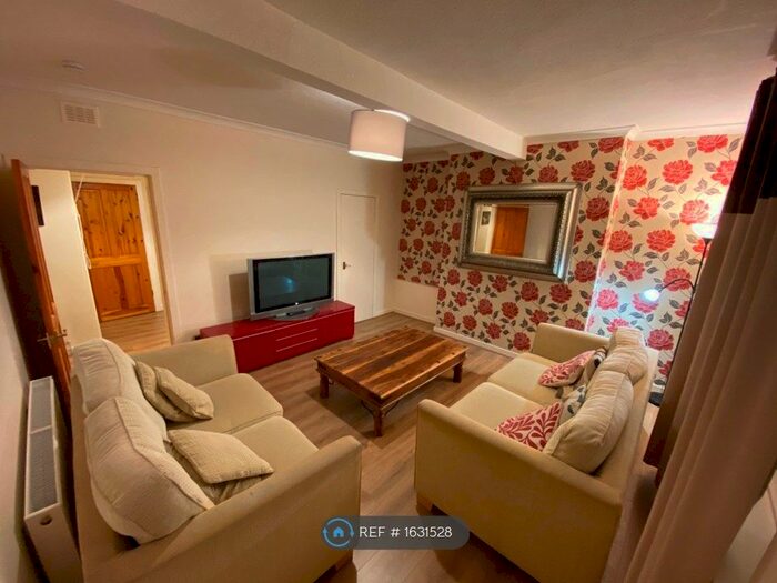 2 Bedroom Flat To Rent In Hutchison Avenue, Edinburgh, EH14