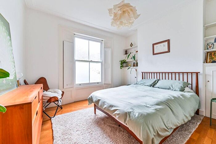 2 Bedroom Flat For Sale In Southgate Road, Islington, London, N1