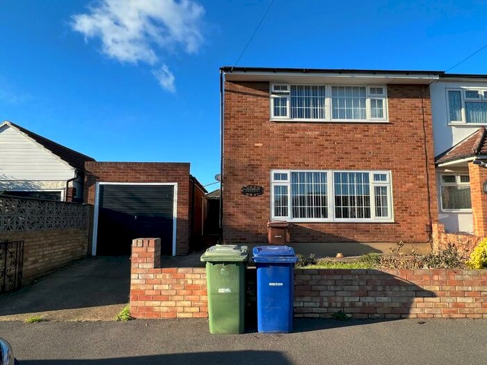 4 Bedroom Semi-Detached House To Rent In Windsor Avenue, North Grays, Essex, RM16