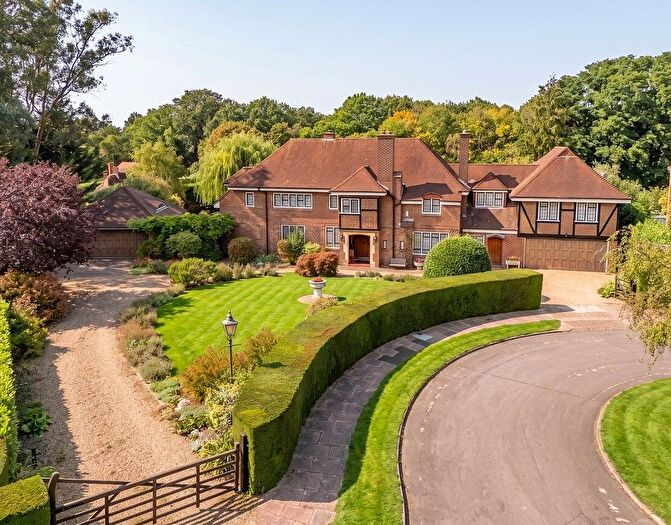 5 Bedroom Detached House For Sale In The Mount, Esher, KT10