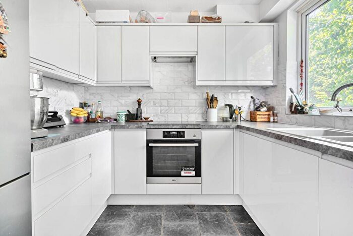 3 Bedroom Flat To Rent In Droitwich Close, Sydenham Hill, London, SE26