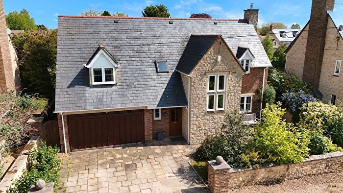 4 Bedroom Detached House For Sale In Abingdon Road, Standlake, Witney, OX29