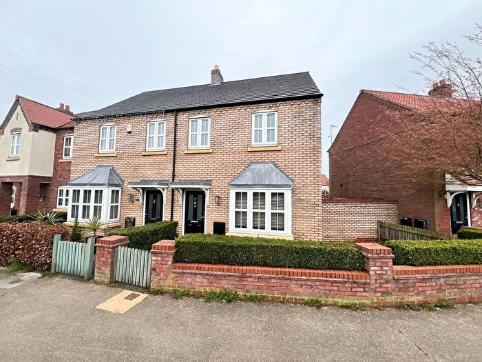 3 Bedroom End Terrace House To Rent In Shinewater Park, Kingswood, Hull, East Riding Of Yorkshire, HU7