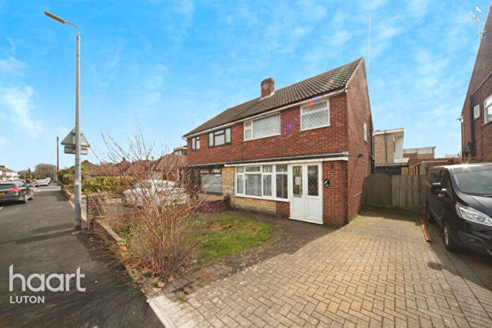 3 Bedroom Semi Detached House To Rent In St Michaels Avenue, Dunstable, LU5