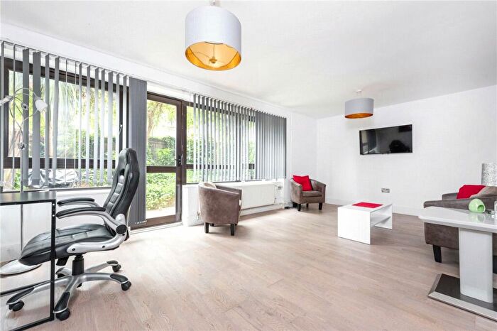 4 Bedroom Apartment To Rent In Queens Drive, London, N4