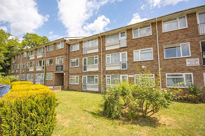 3 Bedroom Flat To Rent In Parkfield Close, Edgware, HA8