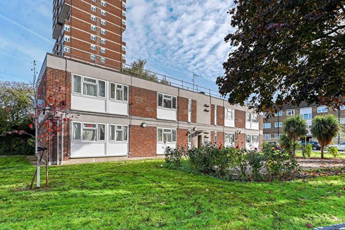 Maisonette For Sale In Pearscroft Road, Sands End, London, SW6