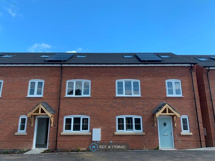 4 Bedroom Semi-Detached House To Rent In Burton Court, Alcester, B49