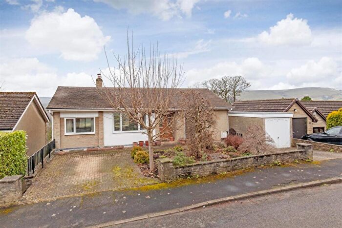 4 Bedroom Link Detached House For Sale In Derwent Lane, Hathersage, Hope Valley, S32