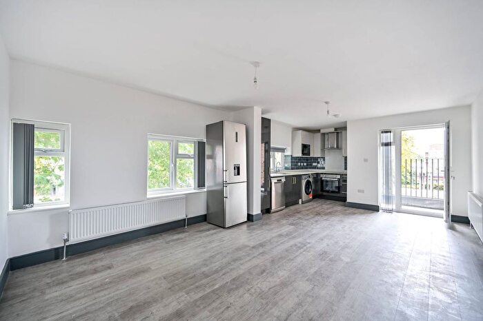 2 Bedroom Flat To Rent In High Street, Feltham, TW13