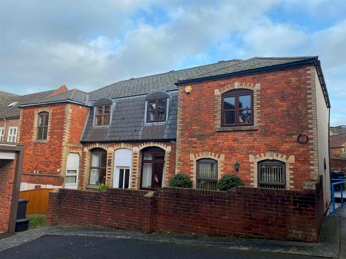 2 Bedroom Flat To Rent In Fore Street, Trowbridge, BA14