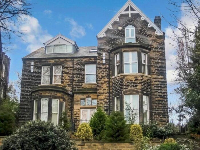 2 Bedroom Flat To Rent In Hollin Lane, Weetwood, Leeds, LS16