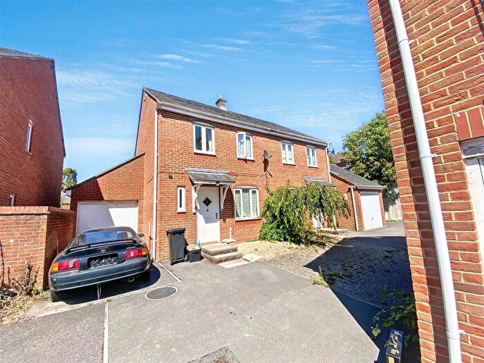 3 Bedroom Semi Detached House For Sale In Weavers Reach, Tonedale, Wellington, TA21