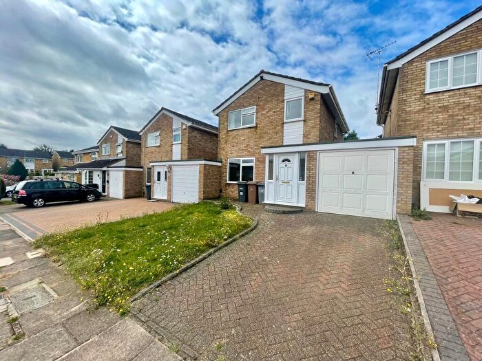 3 Bedroom House To Rent In Oving Close, Luton, LU2