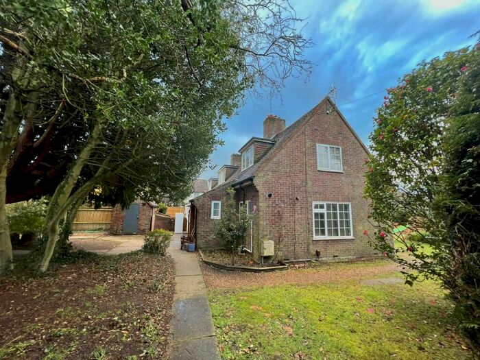 2 Bedroom House To Rent In Barnes Lane, Sarisbury Green, SO31