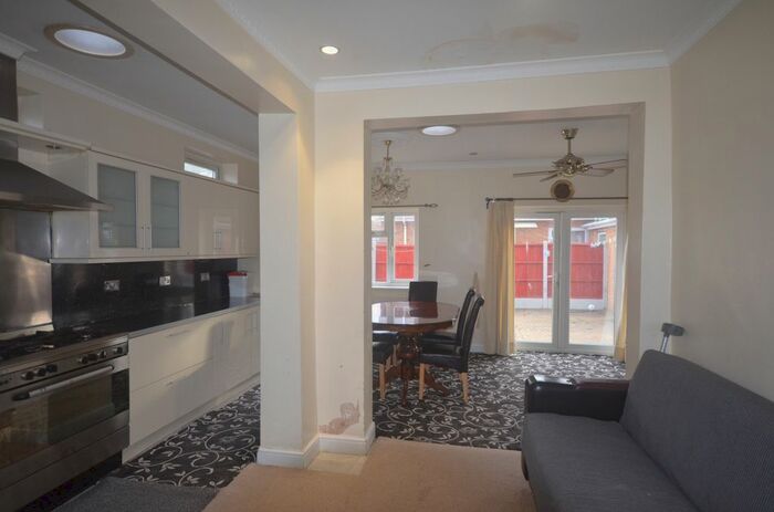 4 Bedroom End Of Terrace House To Rent In Icknield Drive, IG2