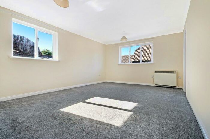 2 Bedroom Flat To Rent In Bedroom First Floor Flat In Chichester, PO19