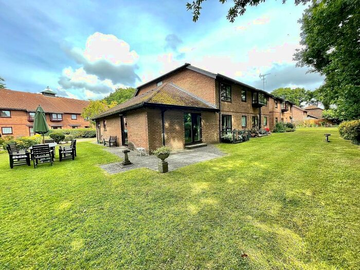 Houses for sale & to rent in SO31 6NS, Locks Road, Locks Heath Southampton