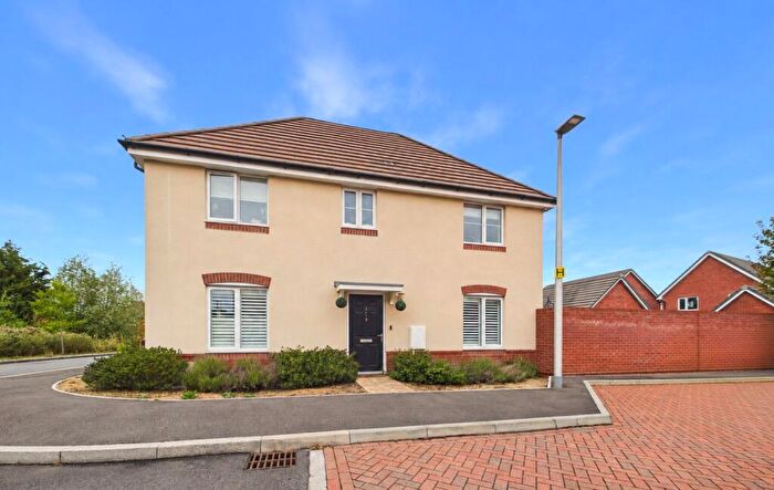 4 Bedroom Detached House For Sale In Dairy Grove, Three Mile Cross, Reading, Berkshire, RG7