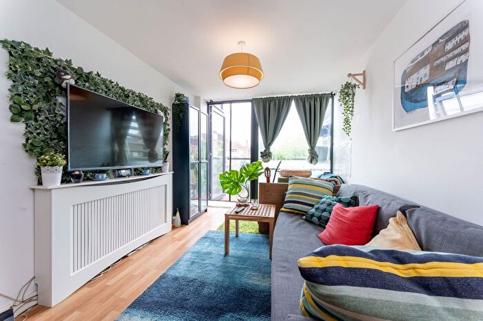 1 Bedroom Flat To Rent In Bloemfontein Road, Shepherd's Bush, London, W12