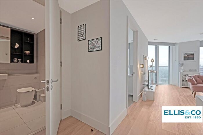 1 Bedroom Apartment For Sale In Daneland Walk, London, N17