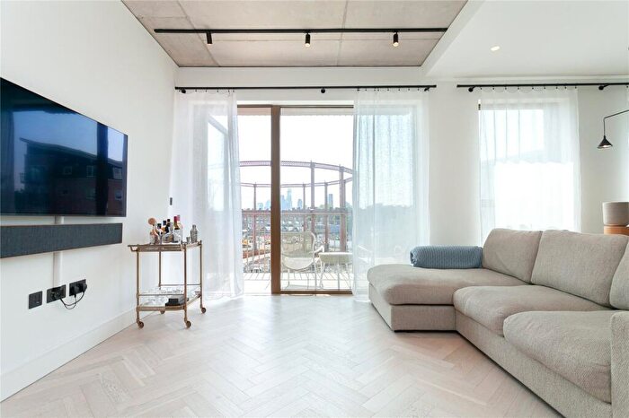 2 Bedroom Apartment To Rent In Andrews Road, London, E8