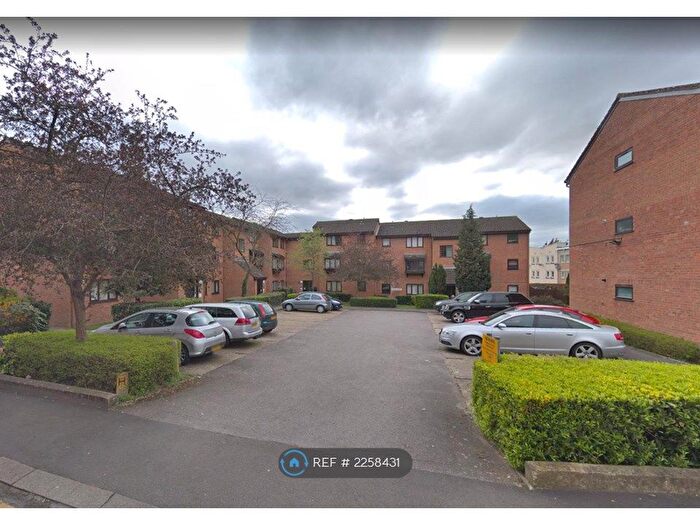 2 Bedroom Flat To Rent In King Georges Avenue, Watford, WD18