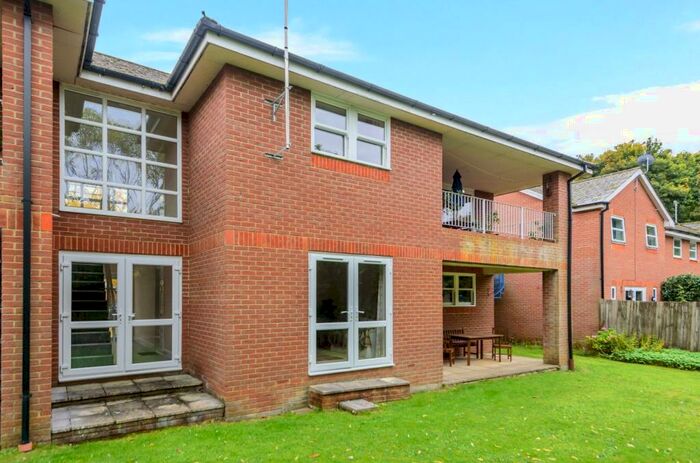 2 Bedroom Apartment To Rent In Headley Close, Alresford, Hampshire, SO24