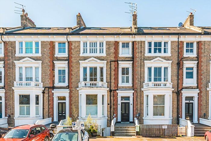 2 Bedroom Flat For Sale In The Barons, St Margarets, TW1