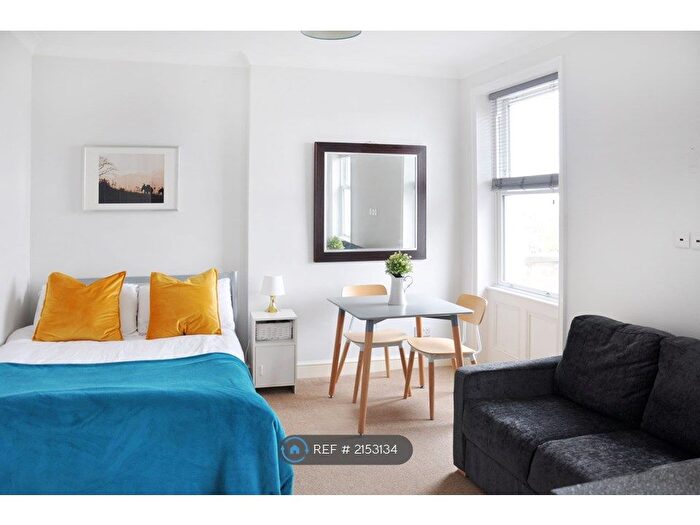 Studio To Rent In Hammersmith Grove, London, W6