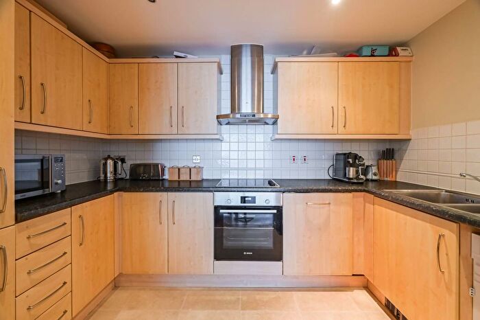 2 Bedroom Flat For Sale In Berglen Court, Limehouse, London, E14