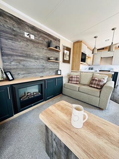 2 Bedroom Mobile/park Home For Sale In The Fairway, Sandown, PO36