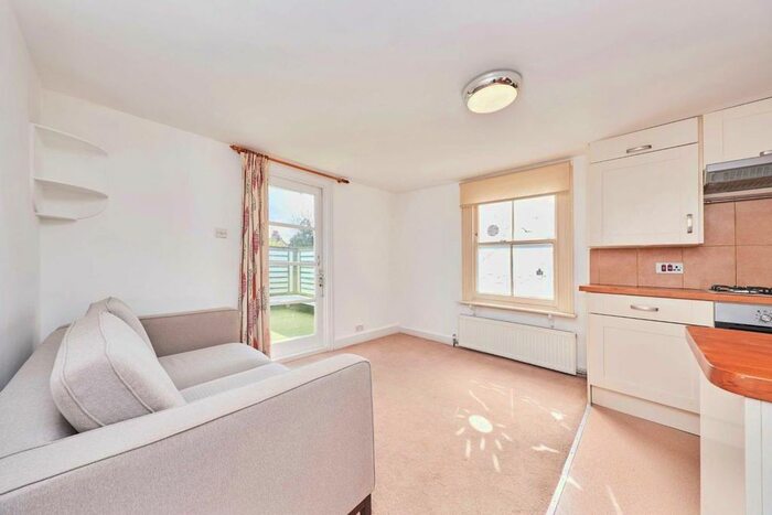 1 Bedroom Flat To Rent In Cornford Grove, London, SW12