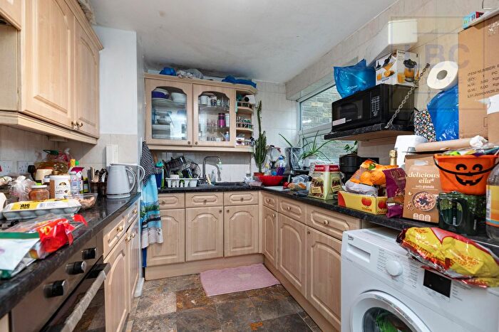 2 Bedroom Flat For Sale In Chelsea Close, London, NW10