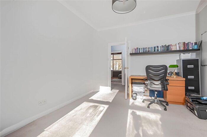 2 Bedroom Flat For Sale In Delamere Road, London, SW20