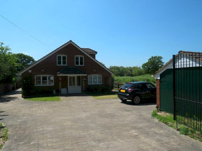 4 Bedroom Detached House For Sale In Southampton Road, Petersfinger, Salisbury, SP5