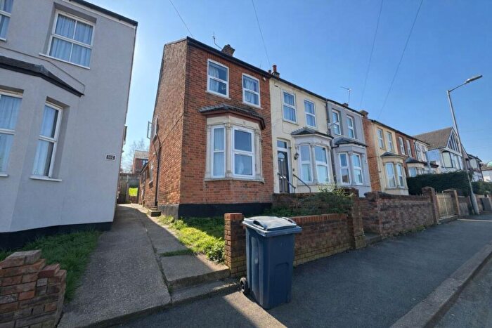 4 Bedroom Semi-Detached House To Rent In Dashwood Avenue, HP12