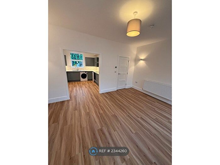 3 Bedroom Flat To Rent In The Broadway, London, SW19