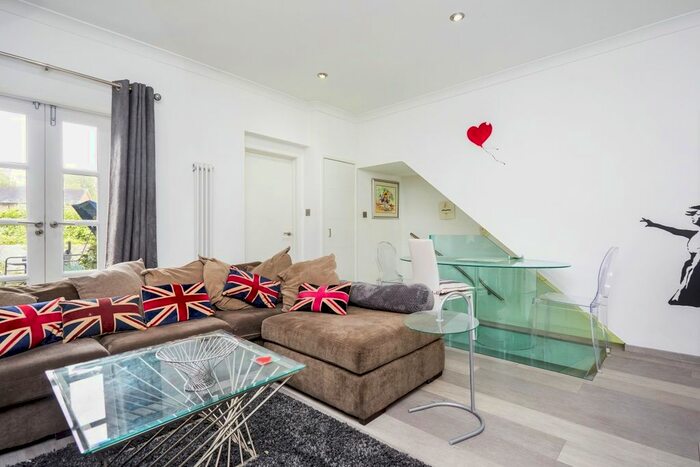 3 Bedroom Flat To Rent In Kings Road, Windsor, SL4