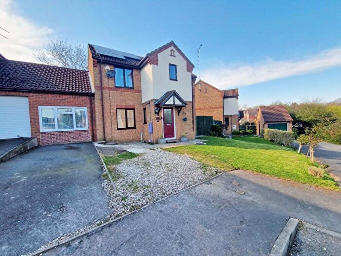 3 Bedroom Link Detached House For Sale In Clover Close, Rugby, CV23