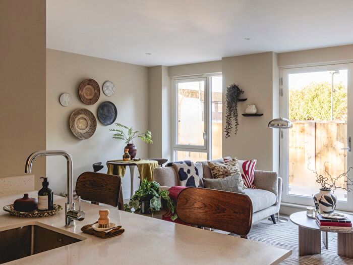 1 Bedroom Flat To Rent In Momento, Staines, TW18