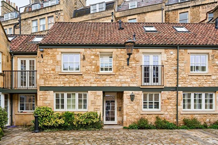 3 Bedroom Mews To Rent In Circus Mews, Bath, BA1