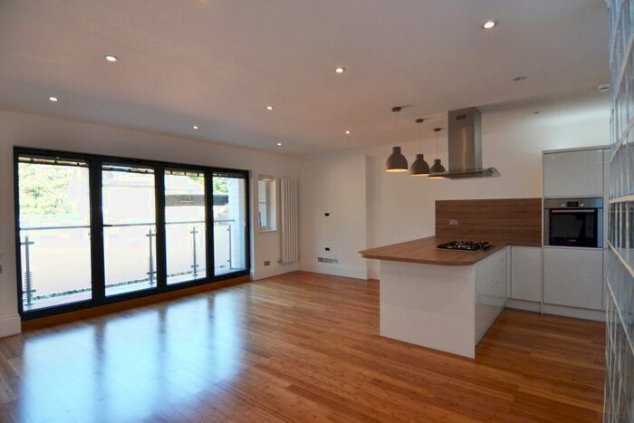 2 Bedroom Flat To Rent In Kingston Upon Thames, Uk, KT1