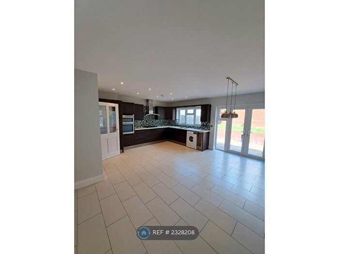 4 Bedroom Semi-Detached House To Rent In Selsdon Park Road, South Croydon, CR2