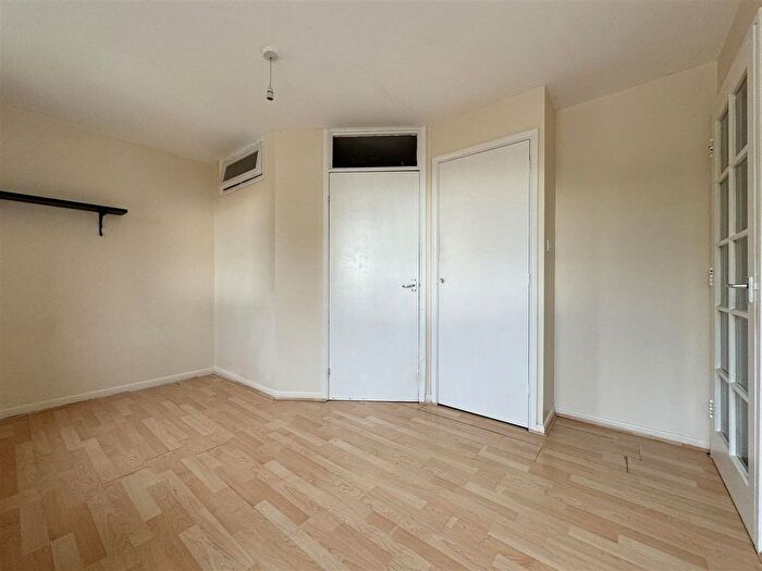 1 Bedroom Flat For Sale In Lewes Close, Grays, RM17