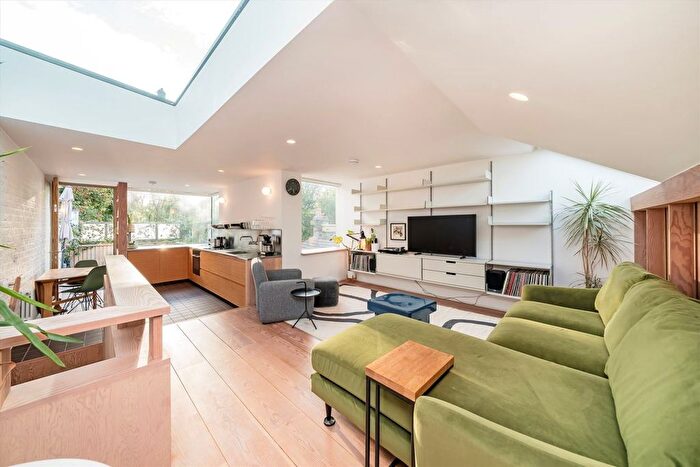3 Bedroom Flat To Rent In Ivydale Road, Peckham, SE15