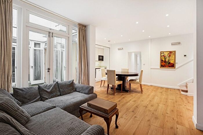 3 Bedroom Maisonette To Rent In Queen's Gate Mews, London, SW7